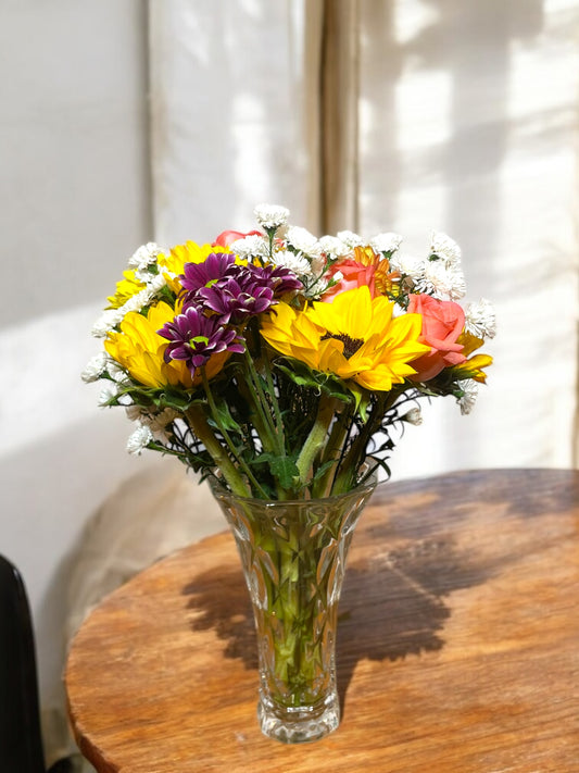 Arranjo Tropical com Girassol no Vaso de Vidro