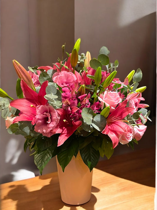 Arranjo Romântico com Lírios, Rosas e Lisianthus em Vaso Moderno | ENROSE
