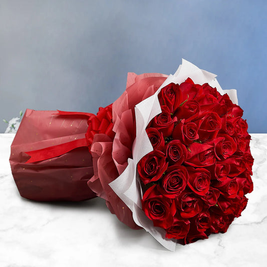 Encanto do Amor: Buquê de Cinquenta Rosas Vermelhas
