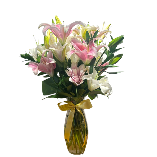 Arranjo Elegante de Lírios Rosas e Brancos - Sofisticação em Vaso de Vidro