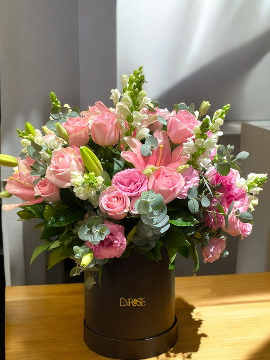 Arranjo Premium com Rosas, Lírios e Lisianthus em Caixa Cilíndrica ENROSE | Luxo Floral