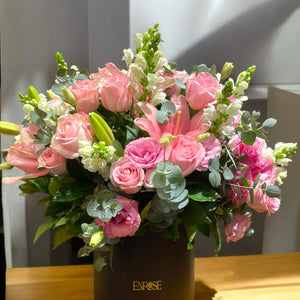 Arranjo Premium com Rosas, Lírios e Lisianthus em Caixa Cilíndrica ENROSE | Luxo Floral