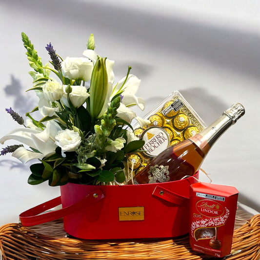 Cesta de Flores Brancas Luxuosas com Orquídeas e Espumante - Um Presente de Elegância e Sabor