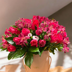Arranjo Luxuoso com Rosas e Alstroemerias em Caixa ENROSE