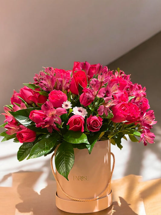 Arranjo Luxuoso com Rosas e Alstroemerias em Caixa ENROSE