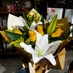 Bouquet Elegante com Rosas Amarelas e Lírios Brancos