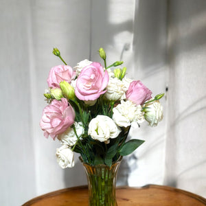 Arranjo de Lisianthus Rosa e Branco no Vaso de Vidro