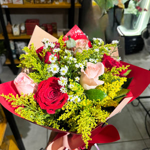 Buquê elegante com rosas vermelhas e rosas claras