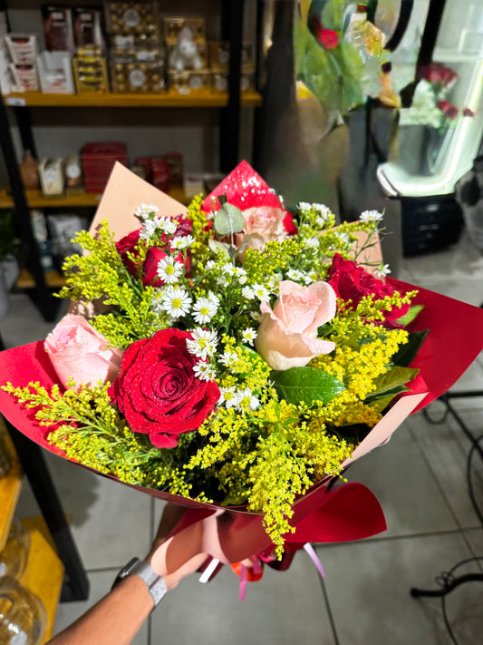 Buquê elegante com rosas vermelhas e rosas claras
