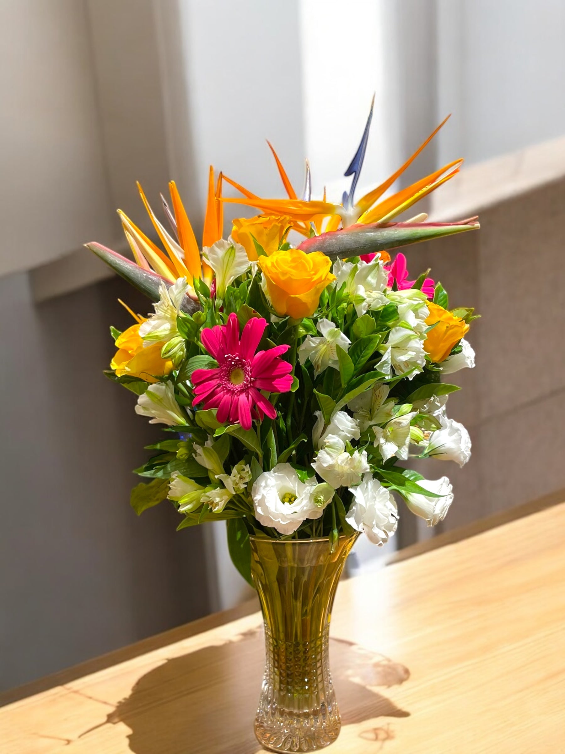 Arranjo Tropical com Ave-do-Paraíso, Rosas e Lisianthus na Vaso de Vidro