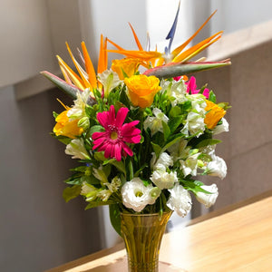 Arranjo Tropical com Ave-do-Paraíso, Rosas e Lisianthus na Vaso de Vidro
