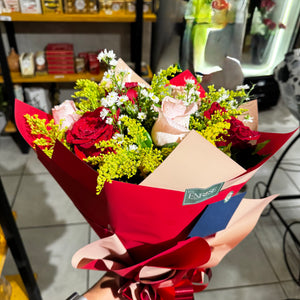 Buquê elegante com rosas vermelhas e rosas claras