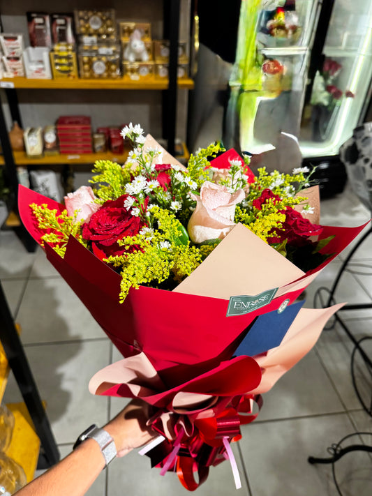 Buquê elegante com rosas vermelhas e rosas claras