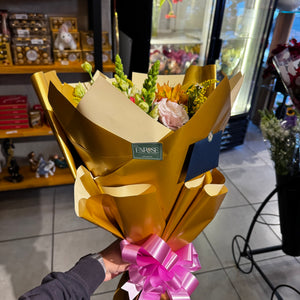 Buquê vibrante de girassóis e flores mistas