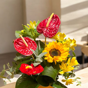 Arranjo Tropical com Antúrios, Girassol e Alstroemérias em Vaso de Cerâmica | ENROSE