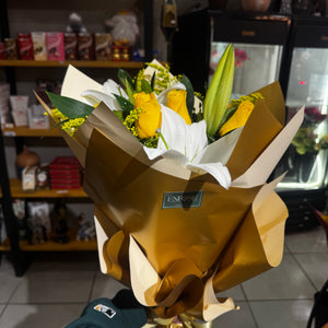 Bouquet Elegante com Rosas Amarelas e Lírios Brancos