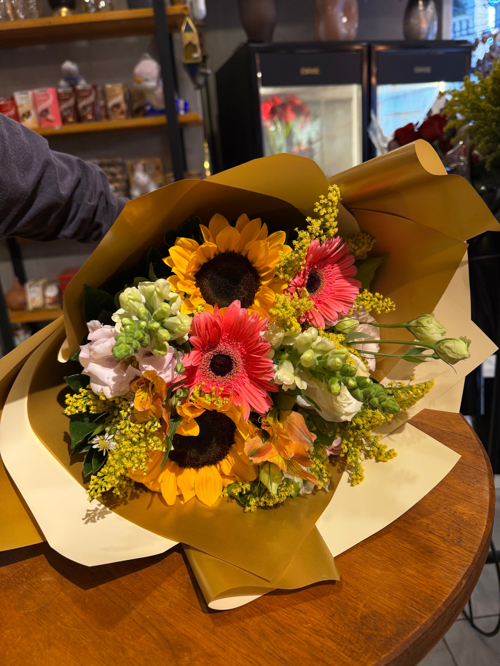 Buquê vibrante de girassóis e flores mistas
