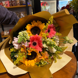 Buquê vibrante de girassóis e flores mistas