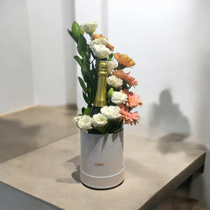 Arranjo de Flores com Champagne - Um Toque de Elegância e Sofisticação