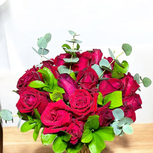Buquê Luxuoso com 24 Rosas Vermelhas Naturais e Eucalipto no Vaso de Vidro