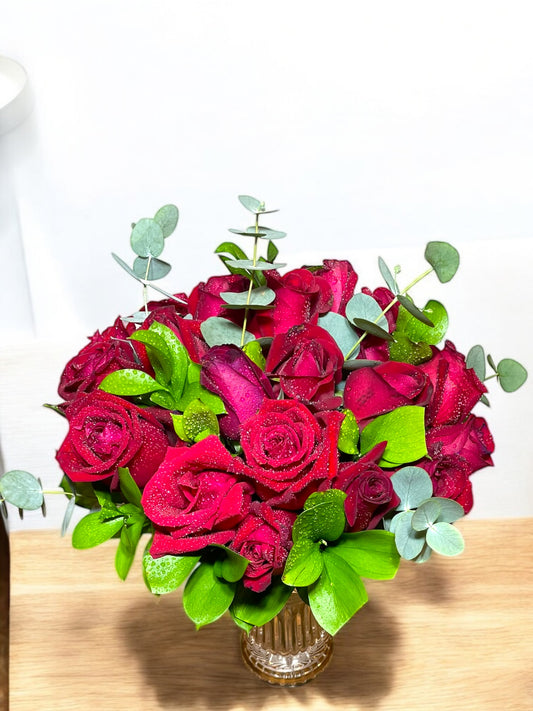 Buquê Luxuoso com 24 Rosas Vermelhas Naturais e Eucalipto no Vaso de Vidro