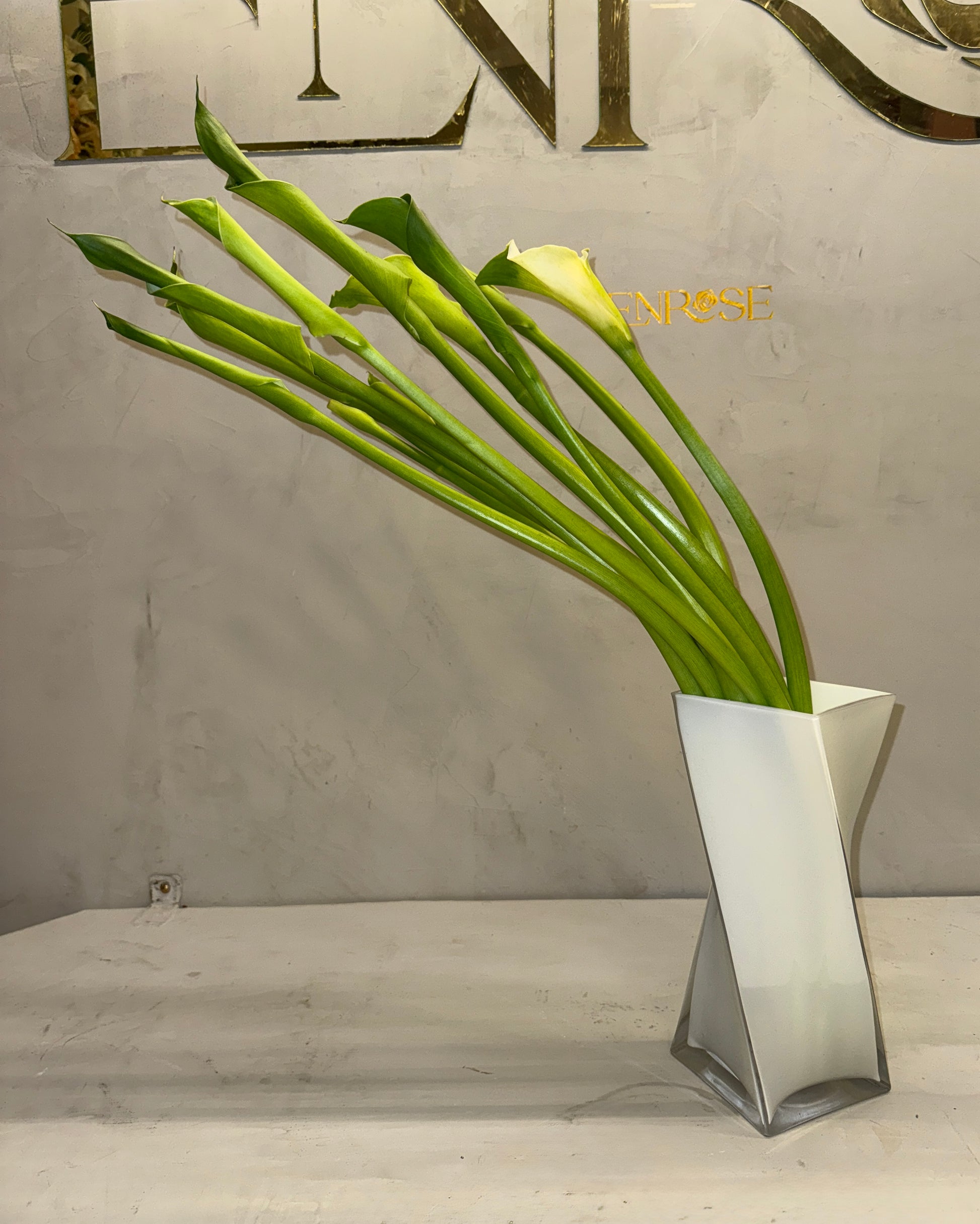 Arranjo de Copos-de-Leite com Vaso Moderno de Cristal