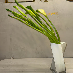 Arranjo de Copos-de-Leite com Vaso Moderno de Cristal