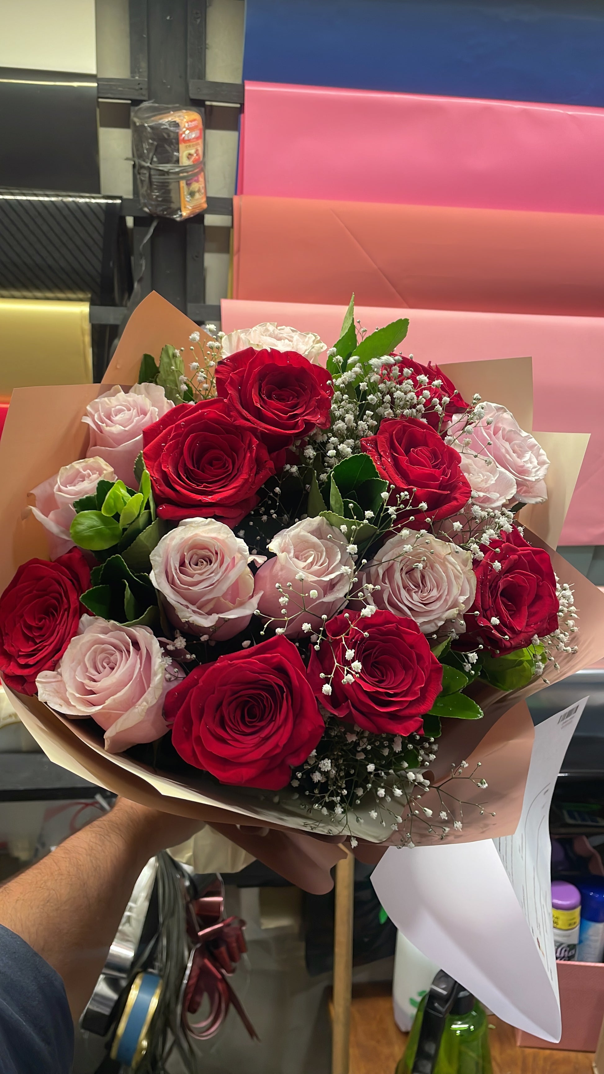 Exclusivo: Buquê de 18 rosas vermelhas e rosas