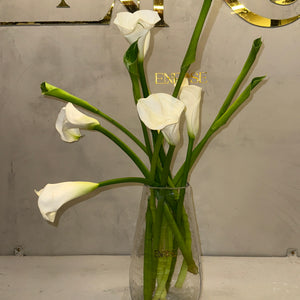 Arranjo de Copo-de-Leite com Vaso de Vidro