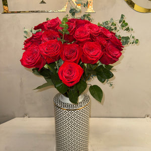 Arranjo Clássico de Rosas Vermelhas com Vaso de Porcelana