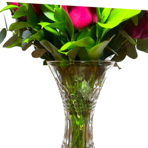 Buquê Luxuoso com 24 Rosas Vermelhas Naturais e Eucalipto no Vaso de Vidro