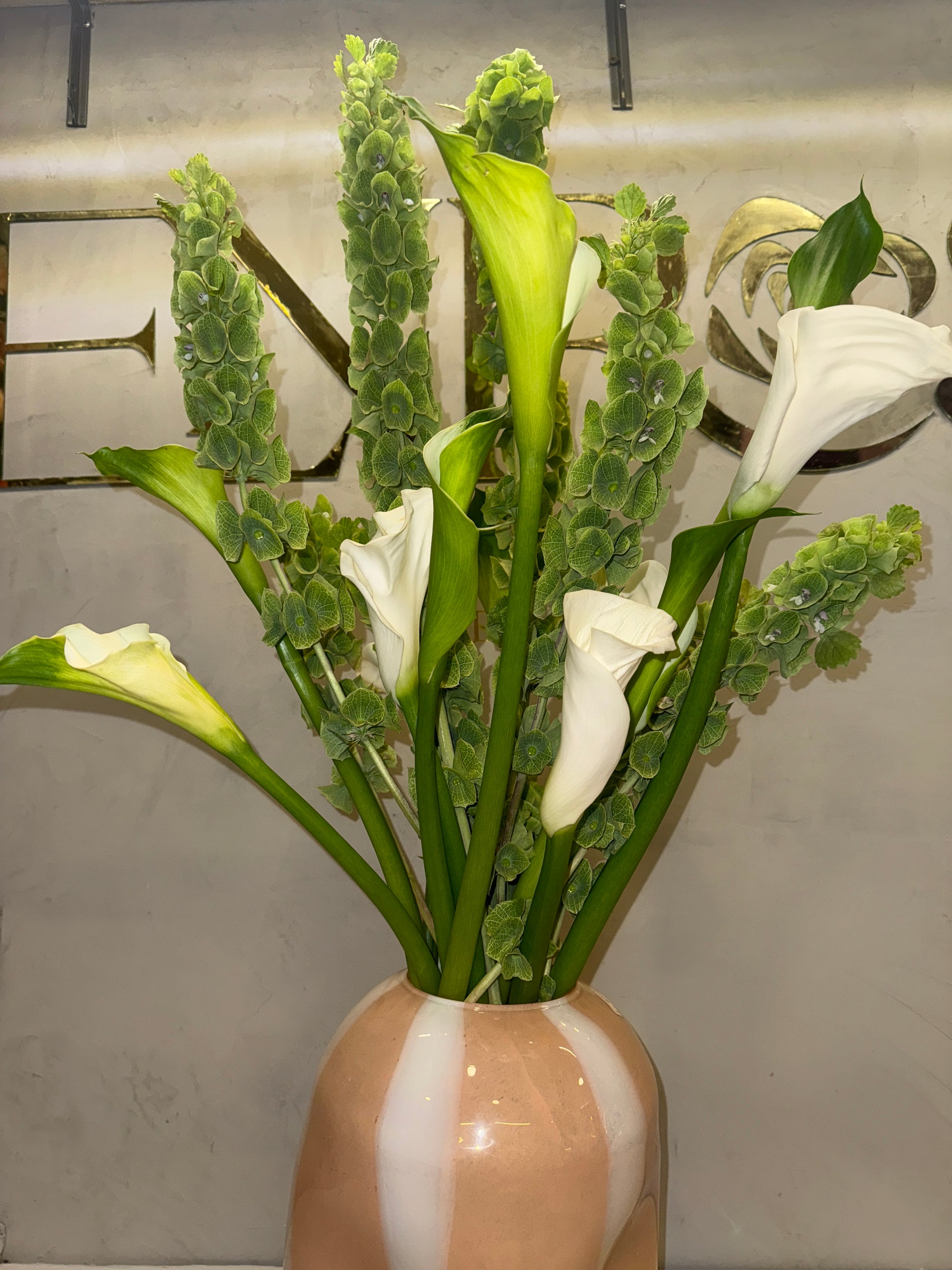 Arranjo Elegante com Flores Naturais e Vaso Exclusivo