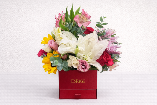 Caixa Floral Colorida com Girassol e Chocolates