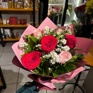 Buquê delicado com rosas vermelhas e rosas