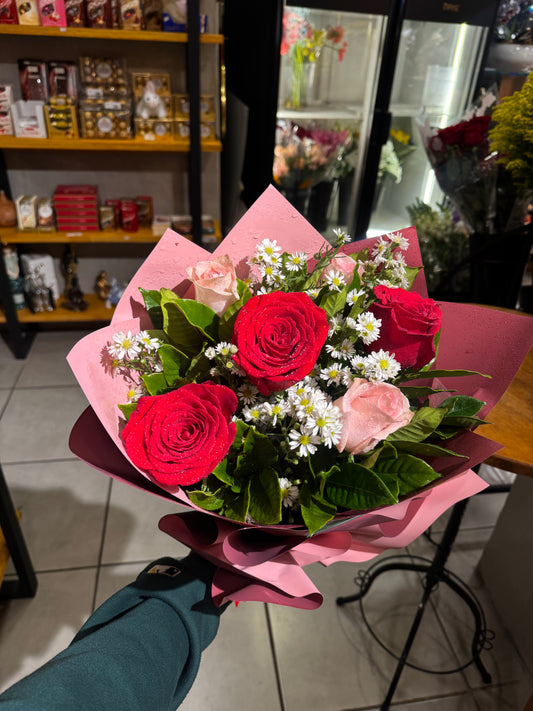 Buquê delicado com rosas vermelhas e rosas