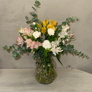 Arranjo Floral com Vaso de Vidro
