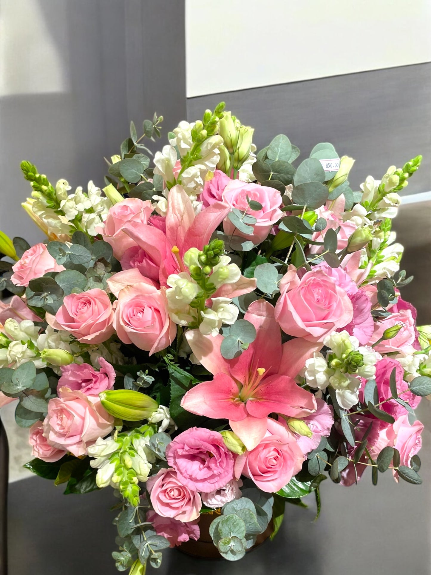 Arranjo Premium com Rosas, Lírios e Lisianthus em Caixa Cilíndrica ENROSE | Luxo Floral