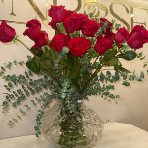 Arranjo Clássico com 50 Rosas Vermelhas colombianas e Vaso de Cristal