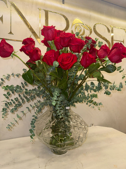 Arranjo Clássico com 50 Rosas Vermelhas colombianas e Vaso de Cristal