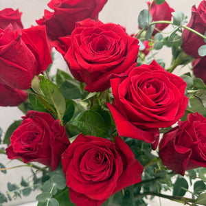 Arranjo Clássico com 50 Rosas Vermelhas colombianas e Vaso de Cristal