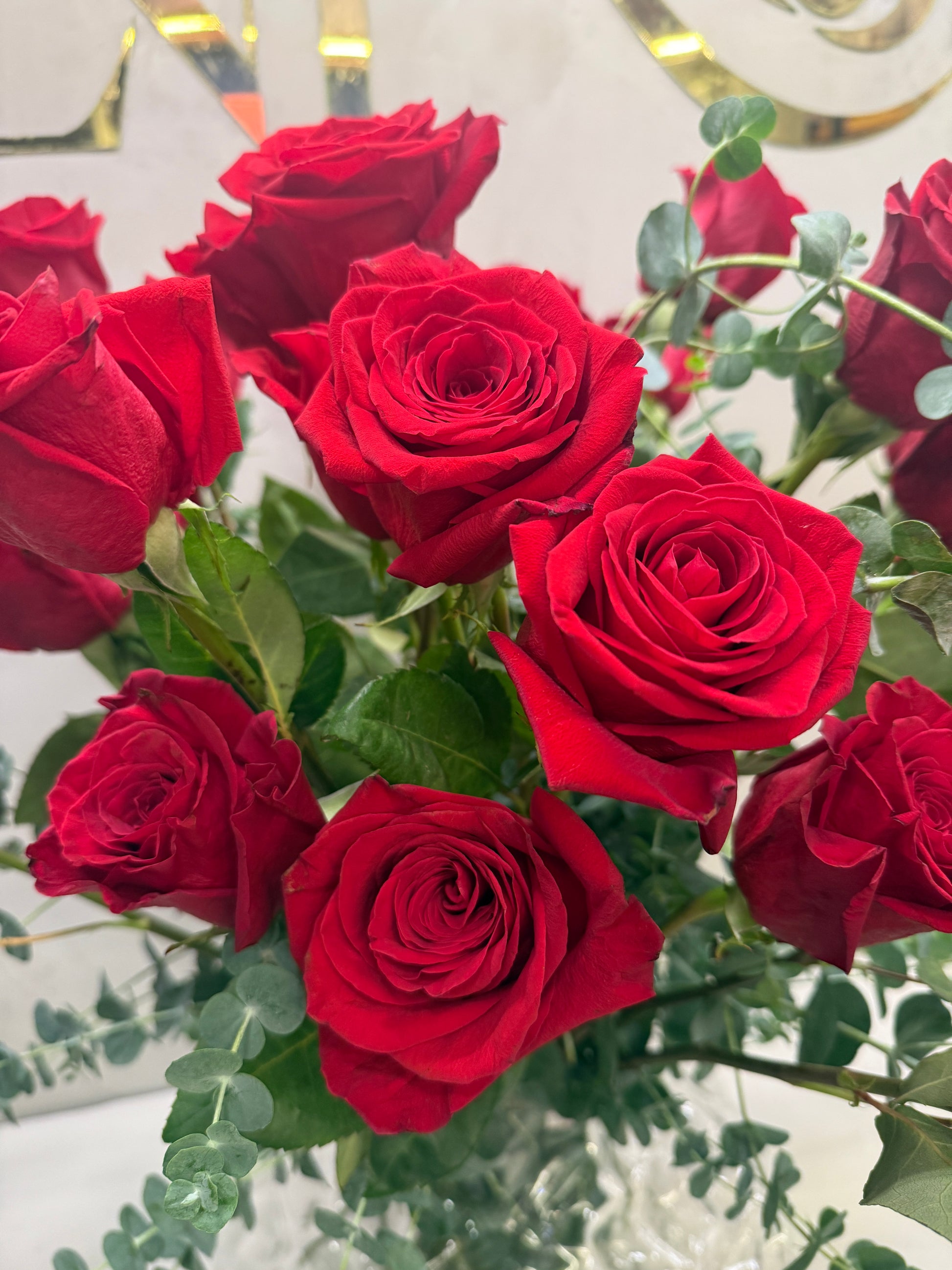 Arranjo Clássico com 50 Rosas Vermelhas e Vaso de Cristal