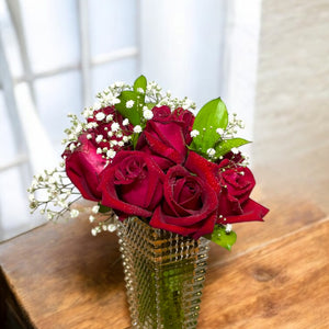 Arranjo Romântico com 12 Rosas Vermelhas no Vaso de Vidro