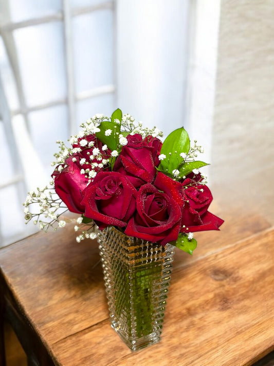 Arranjo Romântico com 12 Rosas Vermelhas no Vaso de Vidro