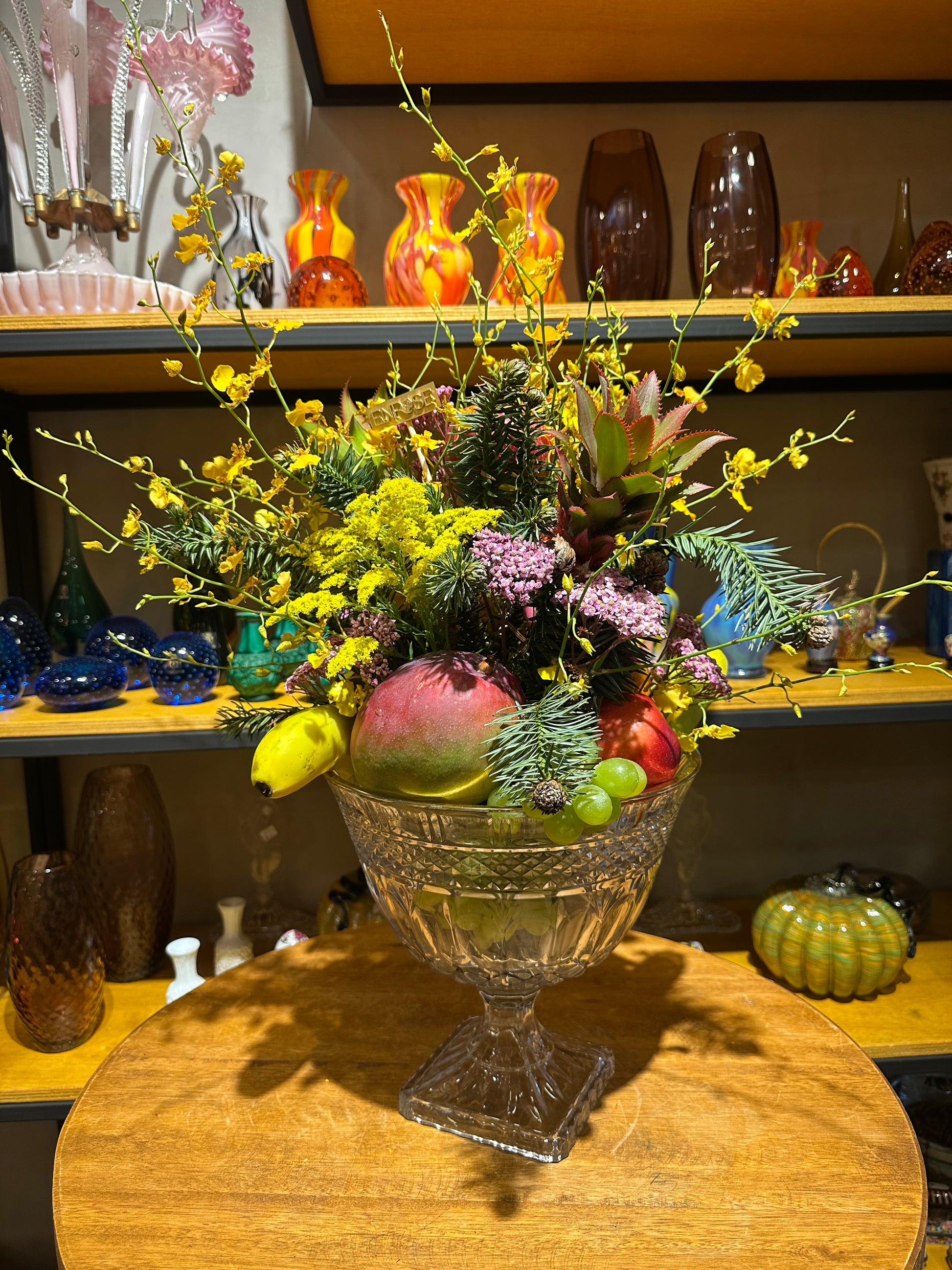 Arranjo Luxuoso com Flores e Frutas Naturais