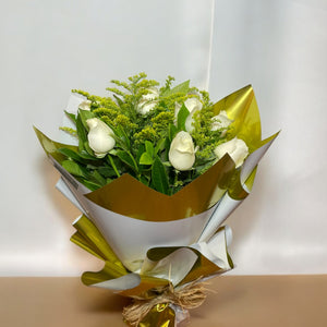 Buquê Luxuoso com uma Dúzia de Rosas Brancas e Tango – Envoltório em Celofane Premium | Enrose