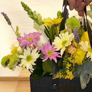 Arranjo de Flores em Bolsa Preta - Elegância e Charme