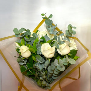 Buquê de Rosas Colombianas Brancas com Eucalipto – Doze Rosas em Embalagem Luxuosa