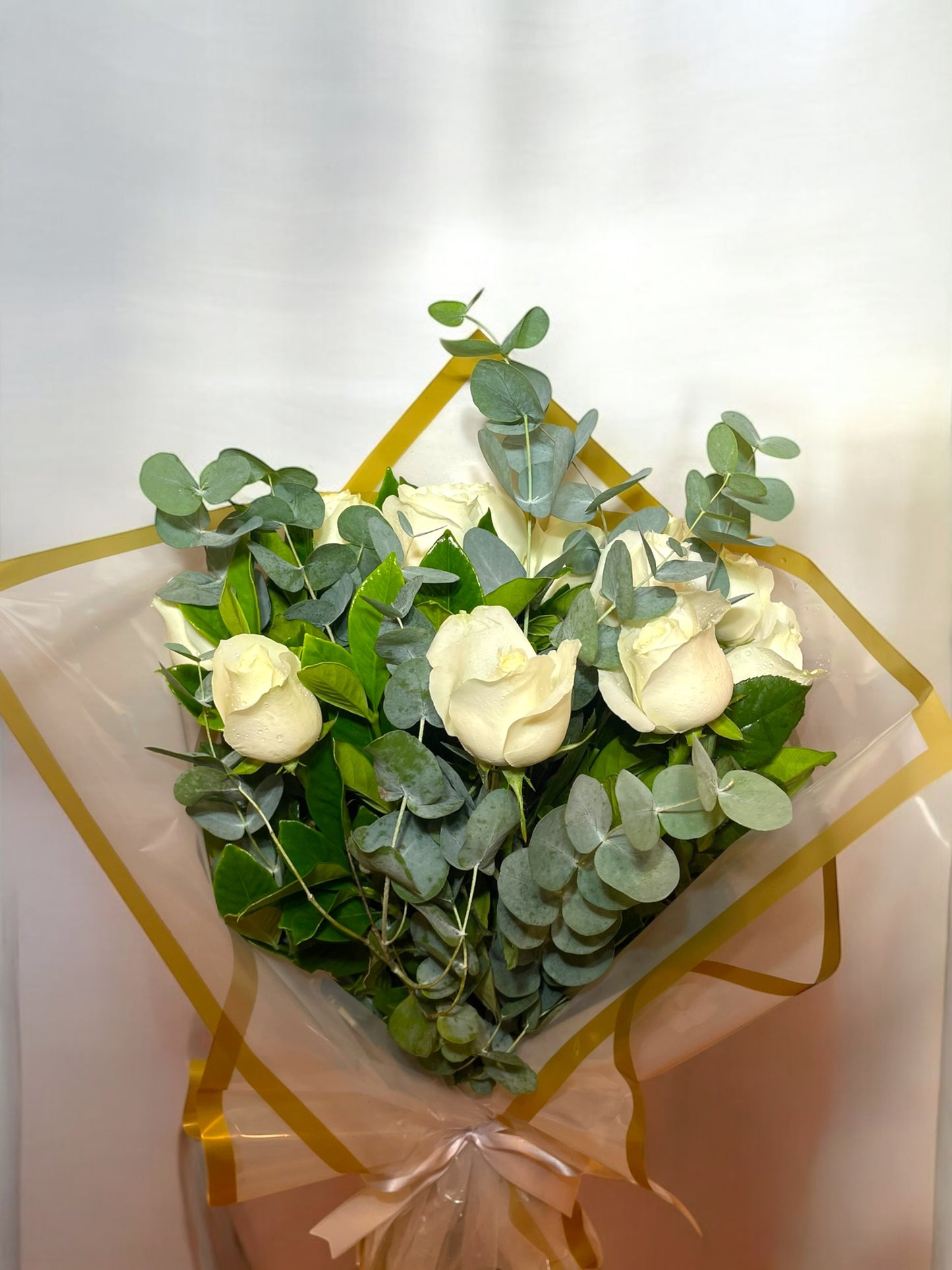 Buquê de Rosas Colombianas Brancas com Eucalipto – Doze Rosas em Embalagem Luxuosa