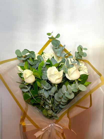 Buquê de Rosas Colombianas Brancas com Eucalipto – Doze Rosas em Embalagem Luxuosa