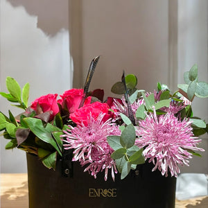Arranjo Luxuoso em Bolsa Preta com Rosas Vermelhas e Flores Exóticas